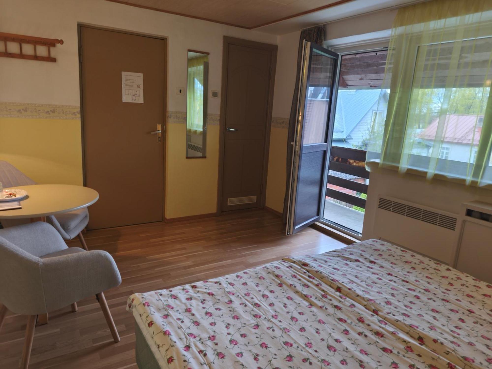 Paerna Guesthouse & Apartments クレサーレ エクステリア 写真